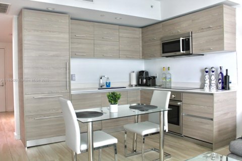 Condo in Miami, Florida, 1 bedroom  № 1959743 - photo 14