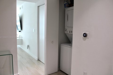 Condo in Miami, Florida, 1 bedroom  № 1959743 - photo 15