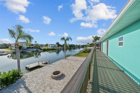 House in Hernando Beach, Florida 3 bedrooms, 149.94 sq.m. № 1661732 - photo 3