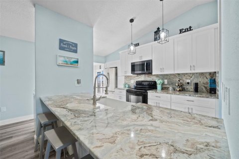 House in Hernando Beach, Florida 3 bedrooms, 149.94 sq.m. № 1661732 - photo 25
