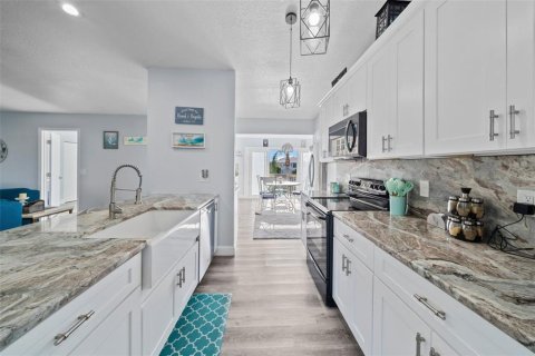House in Hernando Beach, Florida 3 bedrooms, 149.94 sq.m. № 1661732 - photo 6