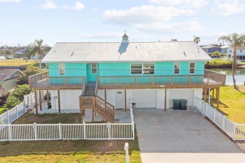 House in Hernando Beach, Florida 3 bedrooms, 149.94 sq.m. № 1661732 - photo 1