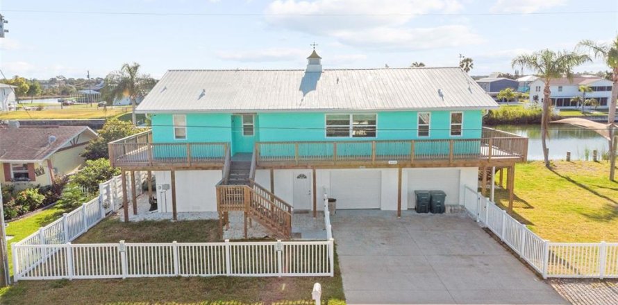 House in Hernando Beach, Florida 3 bedrooms, 149.94 sq.m. № 1661732
