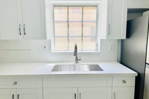 Condo in Miami, Florida, 2 bedrooms  № 1888869 - photo 4
