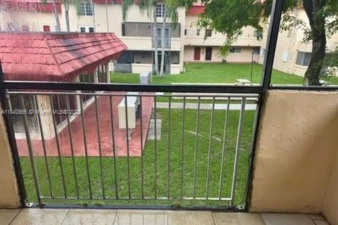 Condo in Miami, Florida, 2 bedrooms  № 1888869 - photo 16