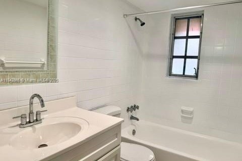 Condo in Miami, Florida, 2 bedrooms  № 1888869 - photo 12
