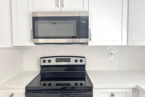 Condo in Miami, Florida, 2 bedrooms  № 1888869 - photo 5