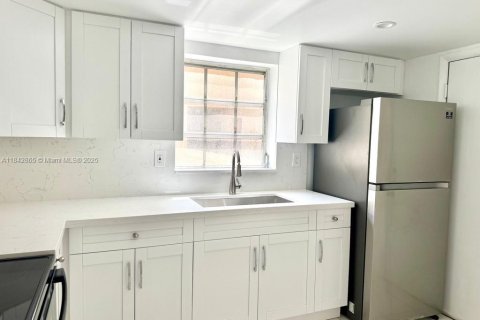 Condo in Miami, Florida, 2 bedrooms  № 1888869 - photo 3