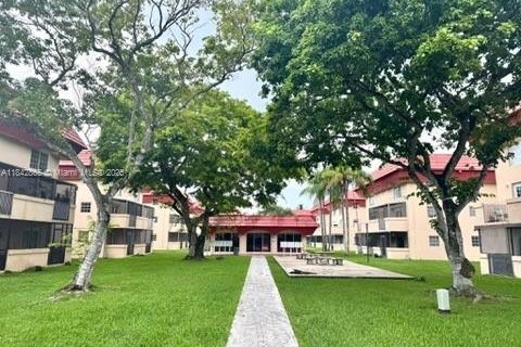 Condo in Miami, Florida, 2 bedrooms  № 1888869 - photo 1