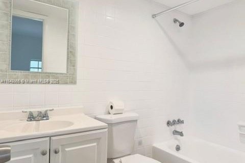 Condo in Miami, Florida, 2 bedrooms  № 1888869 - photo 13