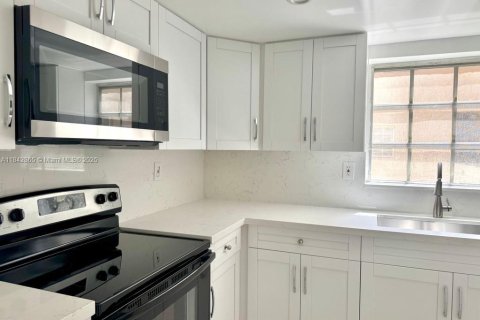Condo in Miami, Florida, 2 bedrooms  № 1888869 - photo 2