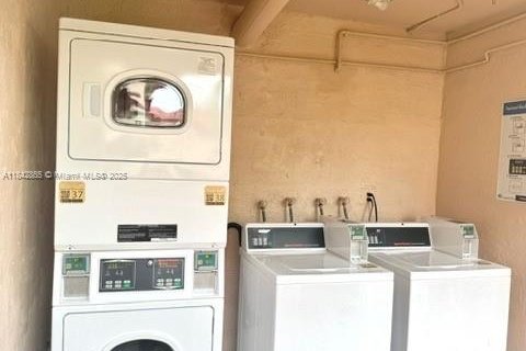 Condo in Miami, Florida, 2 bedrooms  № 1888869 - photo 15