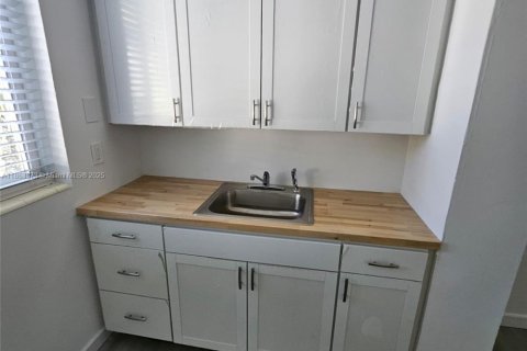 Commercial property in Miami Beach, Florida 823.11 sq.m. № 1889777 - photo 18