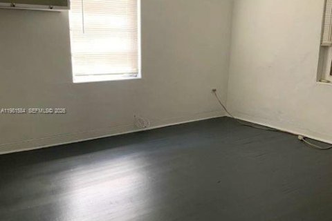 Condo in Miami, Florida, 2 bedrooms  № 2043100 - photo 3