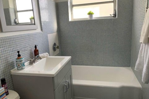 Condo in Miami, Florida, 2 bedrooms  № 2043100 - photo 9