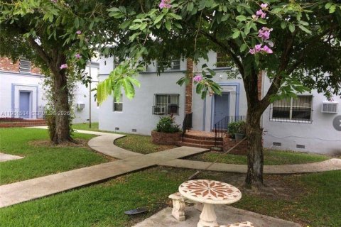 Condo in Miami, Florida, 2 bedrooms  № 2043100 - photo 2