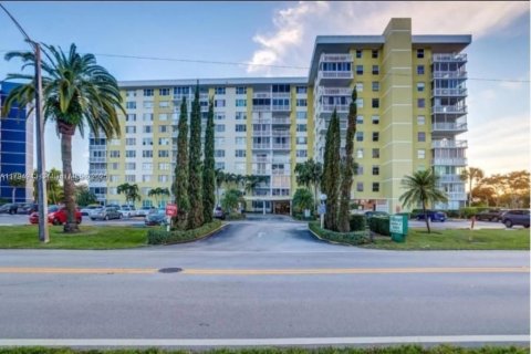 Condominio en venta en Hollywood, Florida, 2 dormitorios, 105.17 m2 № 1942576 - foto 2