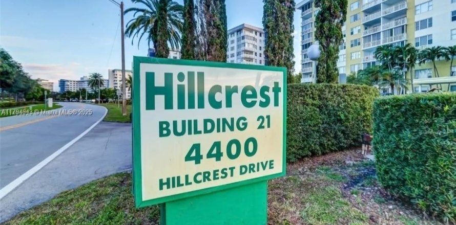 Condominio en Hollywood, Florida, 2 dormitorios № 1942576