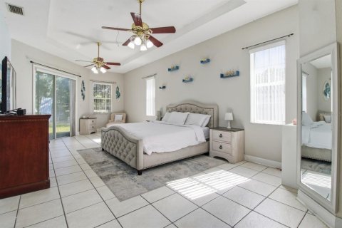 House in Winter Haven, Florida 3 bedrooms, 225.85 sq.m. № 2125282 - photo 24