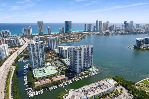 Condo à Aventura, Floride, 2 chambres  № 2282539