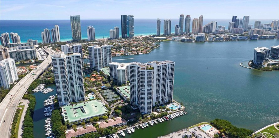 Condo à Aventura, Floride, 2 chambres  № 2282539