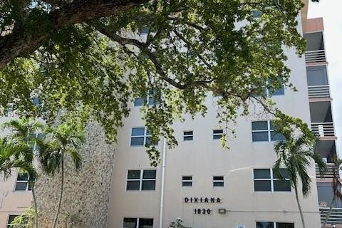 Condo in Hollywood, Florida, 2 bedrooms  № 1967385 - photo 1