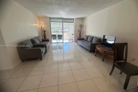 Condo in Hollywood, Florida, 2 bedrooms  № 1967385 - photo 3