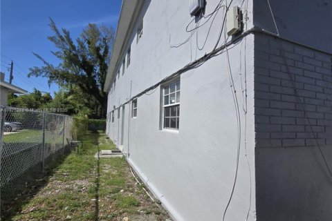 Propiedad comercial en venta en Miami, Florida, 414.34 m2 № 1977247 - foto 4