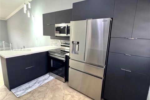 Condominio en alquiler en Hialeah, Florida, 2 dormitorios, 85.93 m2 № 1956505 - foto 8