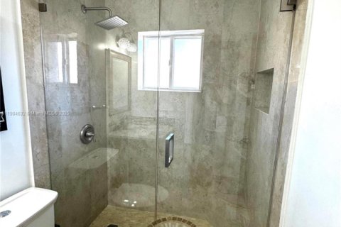 Condominio en alquiler en Hialeah, Florida, 2 dormitorios, 85.93 m2 № 1956505 - foto 12