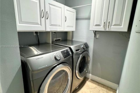 Condominio en alquiler en Hialeah, Florida, 2 dormitorios, 85.93 m2 № 1956505 - foto 18