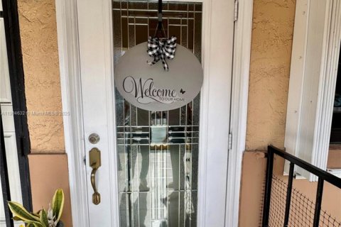 Condominio en alquiler en Hialeah, Florida, 2 dormitorios, 85.93 m2 № 1956505 - foto 1