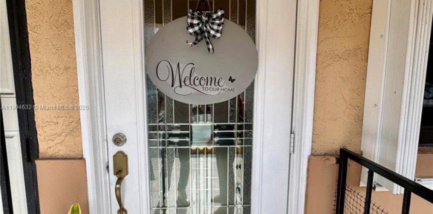 Condominio en Hialeah, Florida, 2 dormitorios  № 1956505