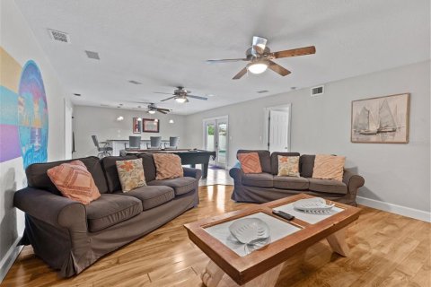 House in Seminole, Florida 4 bedrooms, 224.64 sq.m. № 1904009 - photo 19