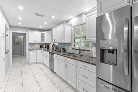 House in Seminole, Florida 4 bedrooms, 224.64 sq.m. № 1904009 - photo 6