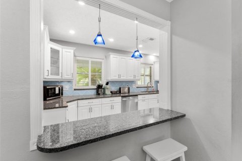 House in Seminole, Florida 4 bedrooms, 224.64 sq.m. № 1904009 - photo 12