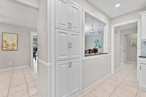 House in Seminole, Florida 4 bedrooms, 224.64 sq.m. № 1904009 - photo 11