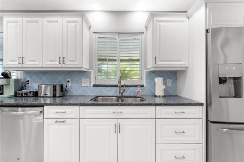 House in Seminole, Florida 4 bedrooms, 224.64 sq.m. № 1904009 - photo 7