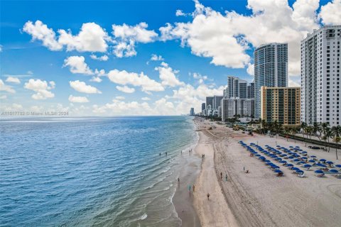 Condo in Hollywood, Florida, 3 bedrooms  № 1729790 - photo 14