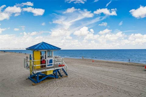 Condo in Hollywood, Florida, 3 bedrooms  № 1729790 - photo 19