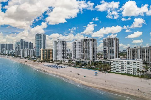 Condo in Hollywood, Florida, 3 bedrooms  № 1729790 - photo 13
