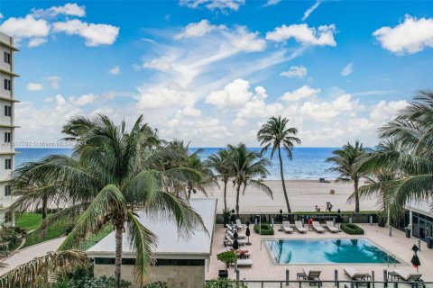 Condo in Hollywood, Florida, 3 bedrooms  № 1729790 - photo 1