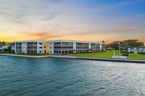 Condo in Tequesta, Florida, 2 bedrooms  № 2245784 - photo 8