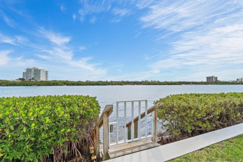 Condo in Tequesta, Florida, 2 bedrooms  № 2245784 - photo 13