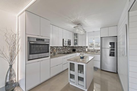 Condo in Tequesta, Florida, 2 bedrooms  № 2245784 - photo 17