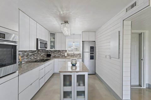 Condo in Tequesta, Florida, 2 bedrooms  № 2245784 - photo 18