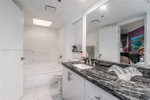 Condominio en venta en Lauderhill, Florida, 2 dormitorios, 149.29 m2 № 2014442 - foto 17