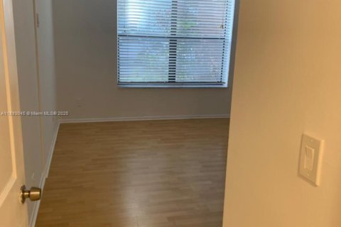 Снять в аренду кондоминиум в Лодерхилл, Флорида 1 спальня, 74.32м2, № 1946539 - фото 15