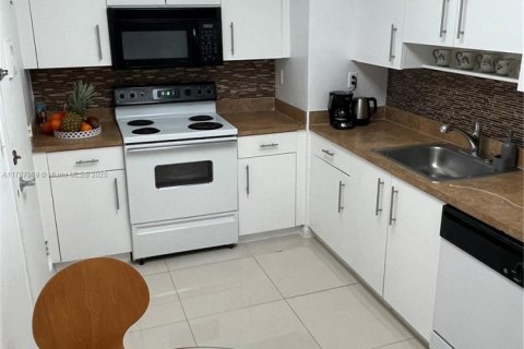 Copropriété à louer à Surfside, Floride: 1 chambre, 84.08 m2 № 1730812 - photo 18
