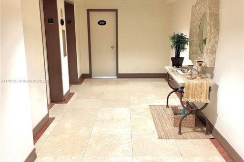 Copropriété à louer à Surfside, Floride: 1 chambre, 84.08 m2 № 1730812 - photo 3